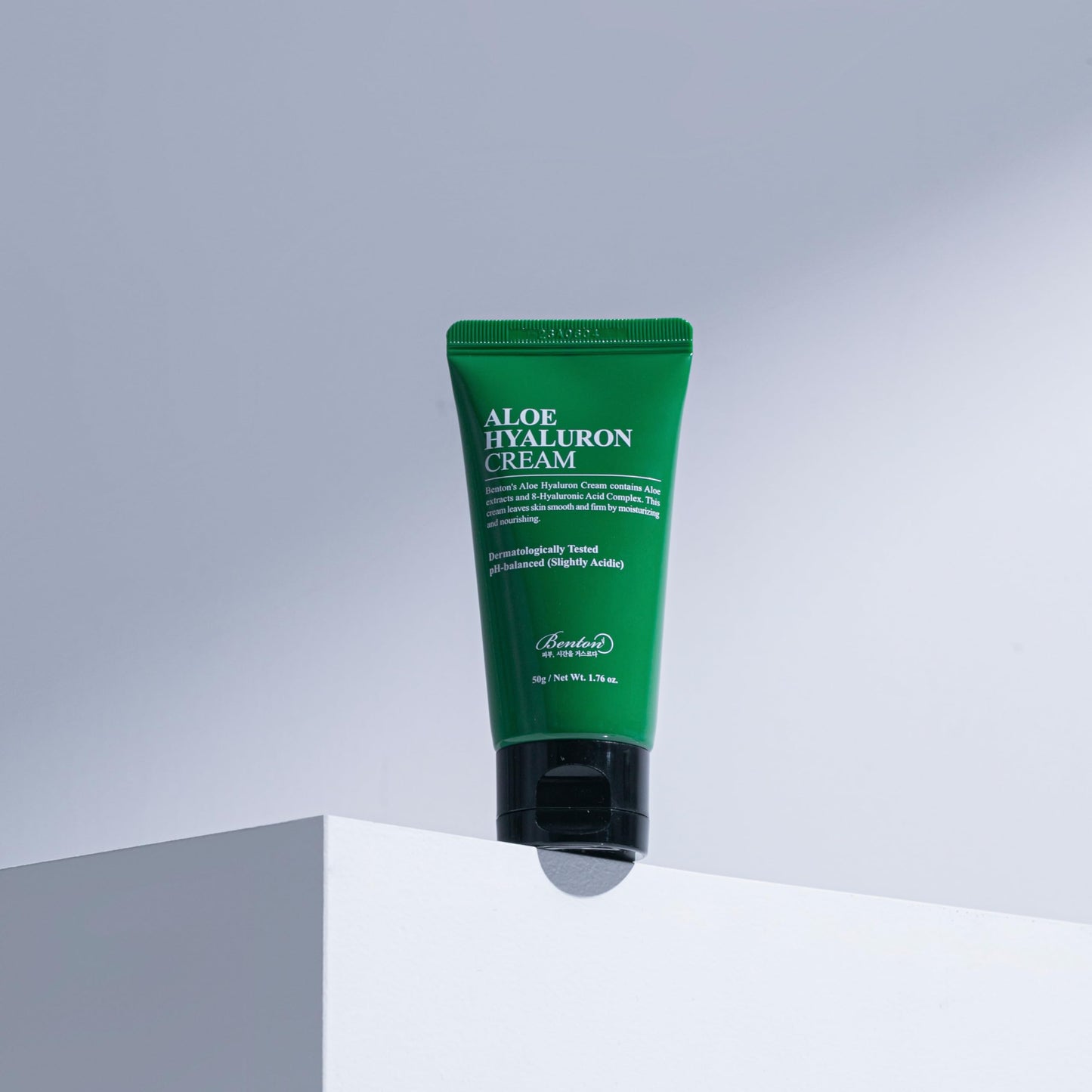 BENTON Crema de aloe de hialurón, 50 g, agua de hoja de aloe y ácido hialurónico, crema facial calmante e hidratante, para sequedad y picazón en la piel sensible